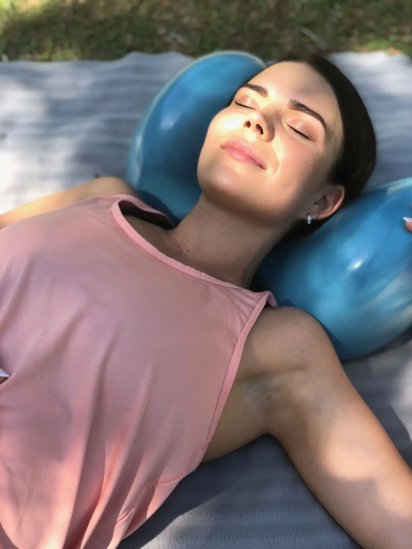 Lady relaxing in the park with an Air8 Cushion