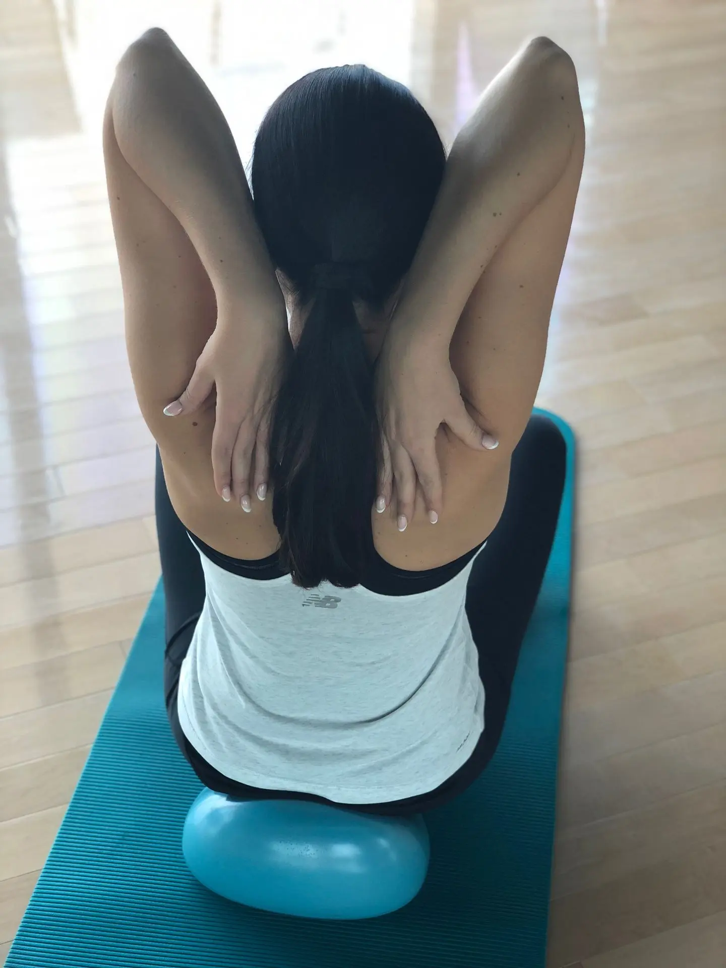 Woman training her shoulders in a fitness studio on an Air8