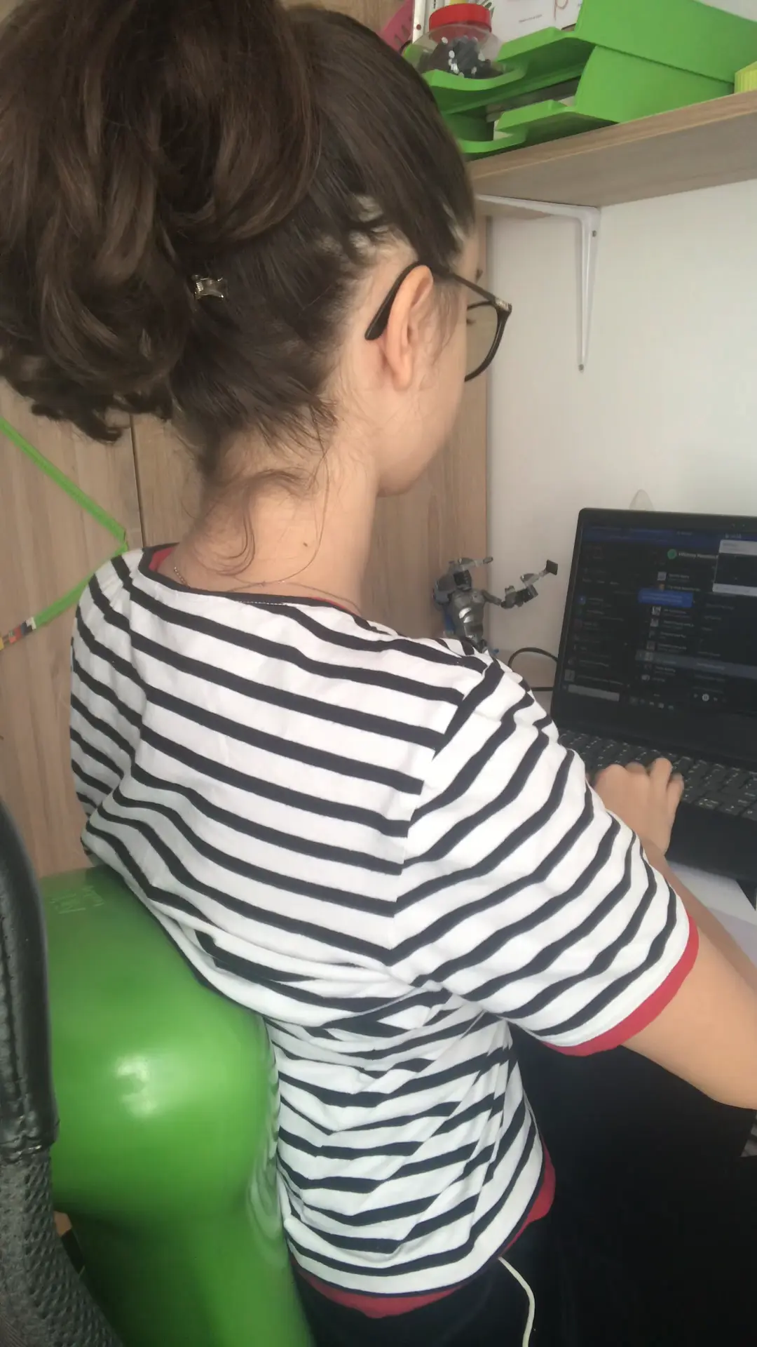 Woman working on computer and leaning against the Air8 Cushion