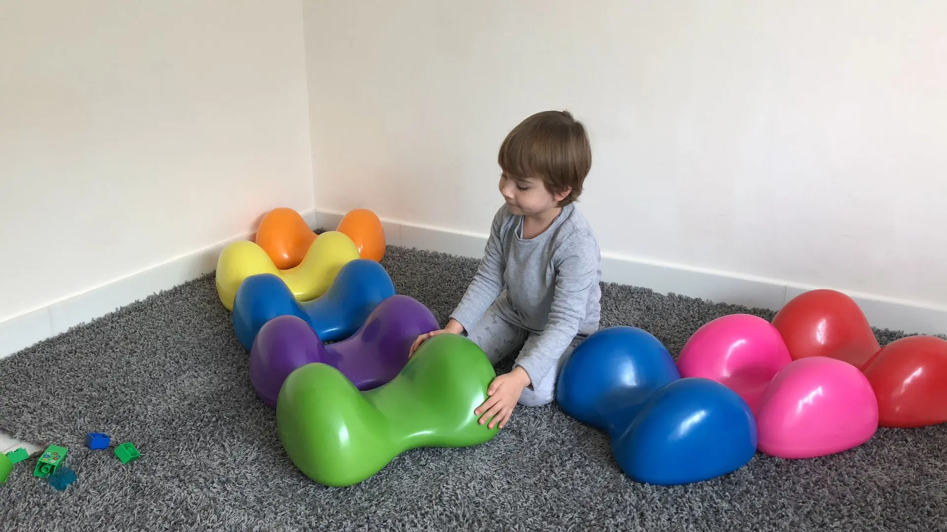 Child playing with Air8 kidisits in a living room