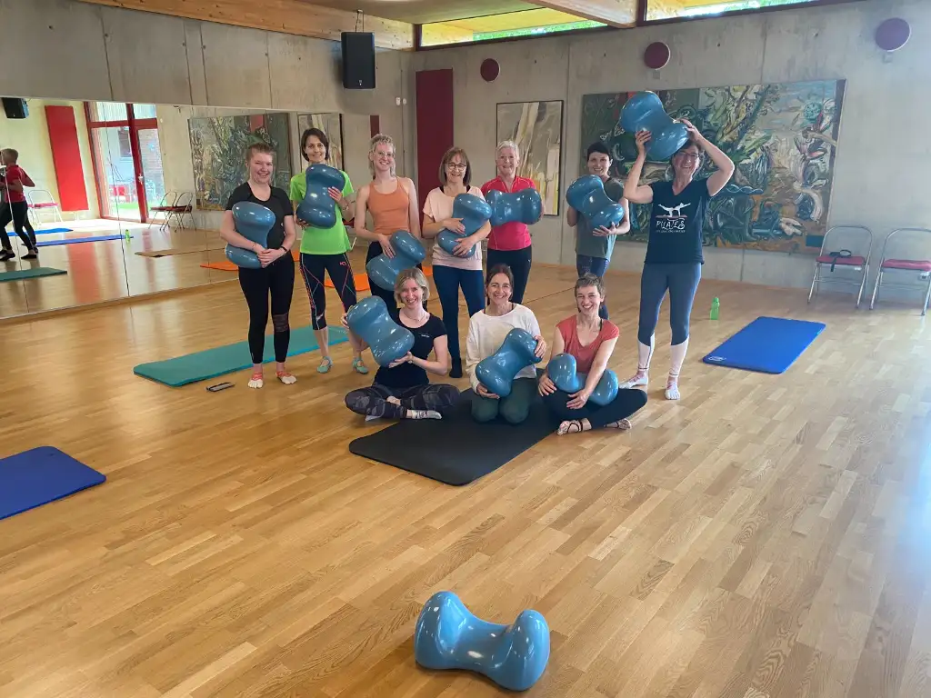 Fitness enthusiasts in a fitness studio holding Air8 Cushions for a better fitness experience